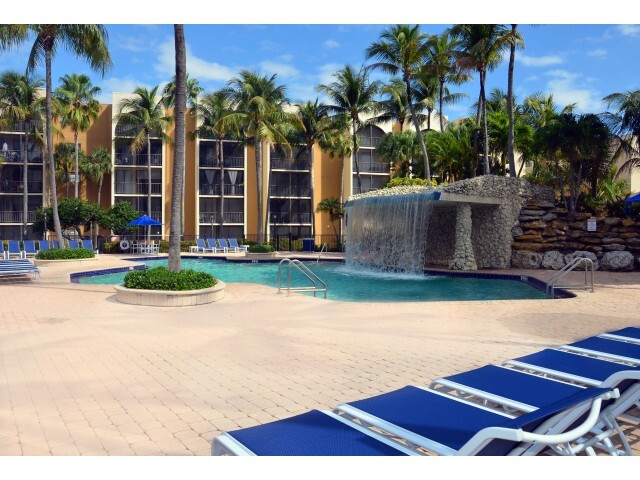 Refreshing Waterfall - Aventura Harbor Apartments