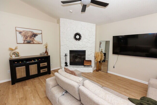 Foto del edificio - Beautifully updated 3 bedroom 2 bath home in Orange Park .