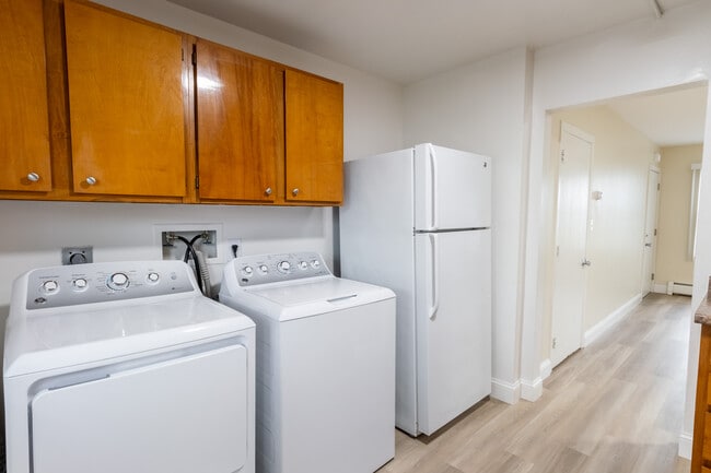 Building Photo - Newport Landings Apartment Community