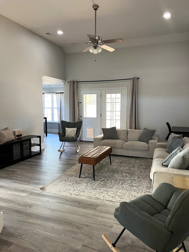 Building Photo - 82 Saddlebrush Rd