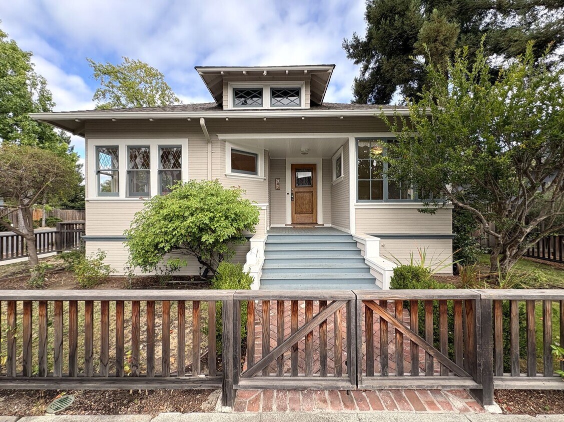 Foto principal - Charming Craftsman Style Home for Rent in ...