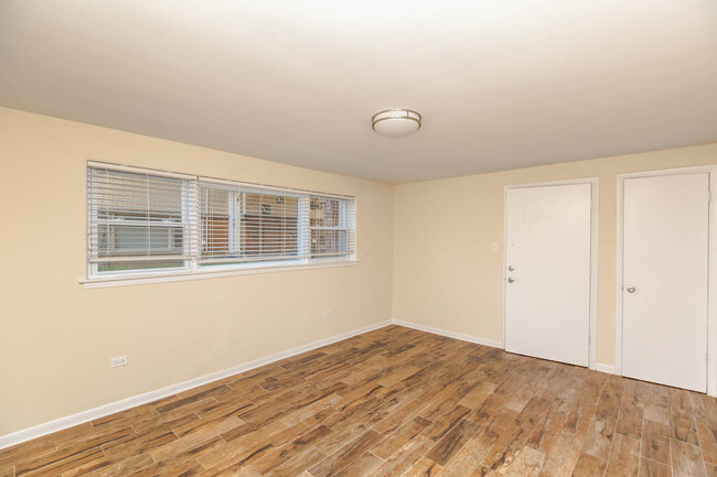 Building Photo - 4916 N Harlem Ave