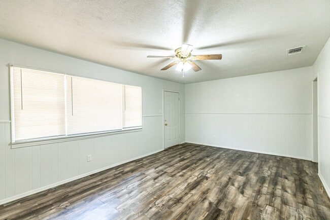 Foto del edificio - Perfectly updated 3 bedroom with large yard!