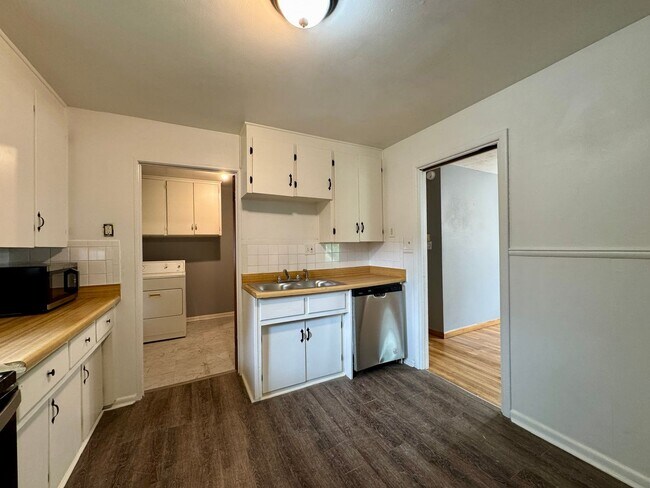 Foto del edificio - 3 Bedroom Home Walking distance to Sloan Lake & Highlands! Available NOW!!