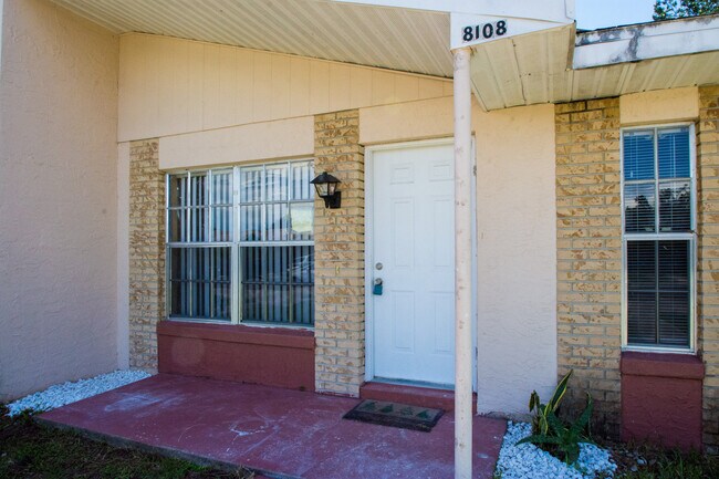 Foto del edificio - Available Now! 2/1 half duplex home!