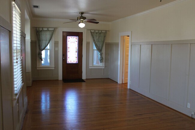 Foto del edificio - Available Soon! Charming 2 Bedroom 1 Bathr...