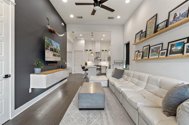 Building Photo - 2917 E 13th St