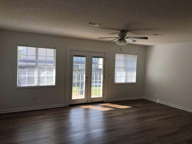 Foto del edificio - Foxhill Commons - Fresh Paint and New Flooring Throughout!!!