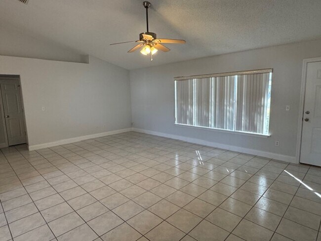 Building Photo - Palm Coast F-Section Home