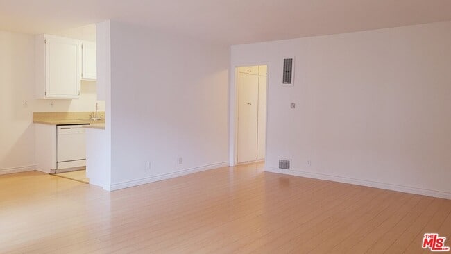 Building Photo - 818 7th St