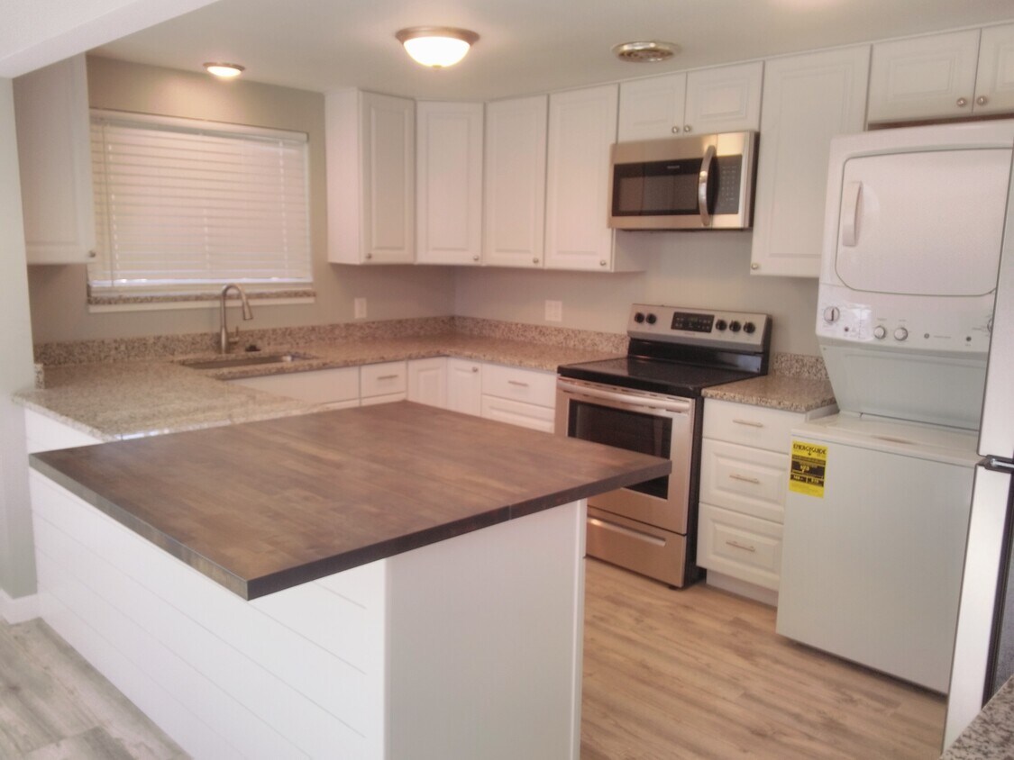 Kitchen - 839 E Fairmont Cir