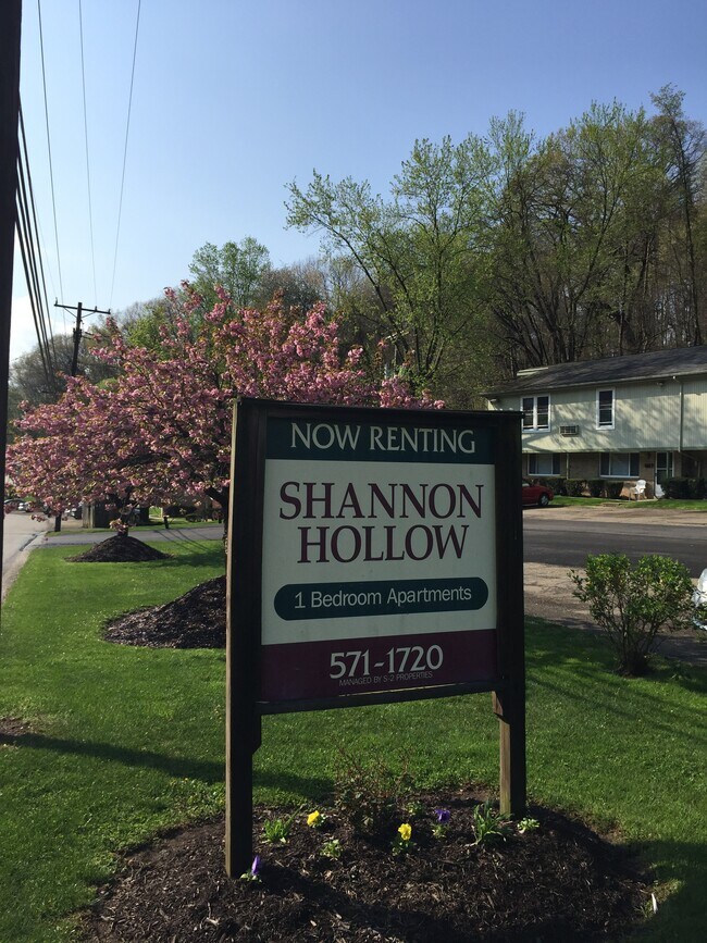 Foto del edificio - 821 Sleepy Hollow Rd