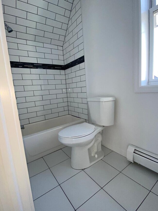 Building Photo - 942 E 19th St