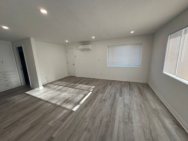 Building Photo - Very Nice Completely Remodeled 2 Bedroom 1...