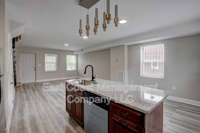 Primary Photo - 5300 Ready Ave