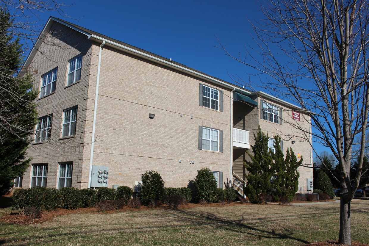 Foto principal - University Pointe Apartments