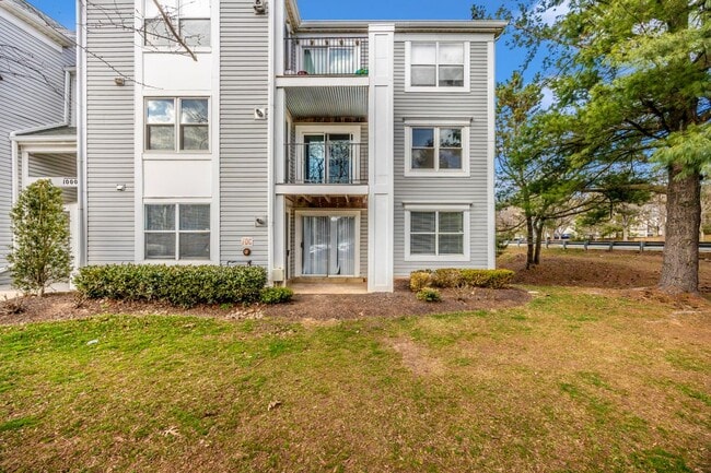 Building Photo - 10001 Vanderbilt Cir