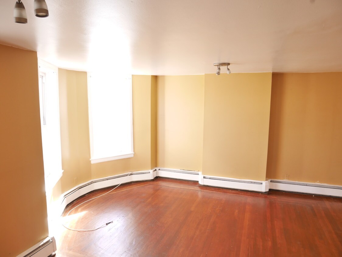 Primary Photo - 1040 Castle Hill Ave