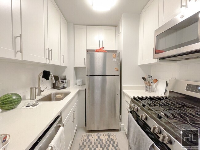 Building Photo - E 95th St