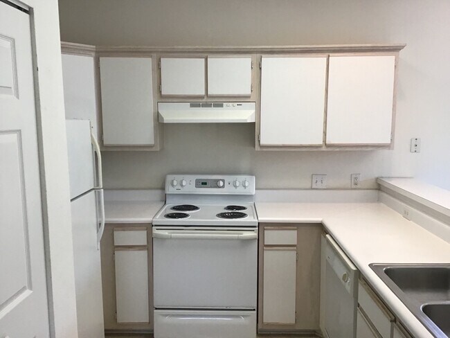 Foto del edificio - 1 Bedroom Unfurnished Condo in Fairways
