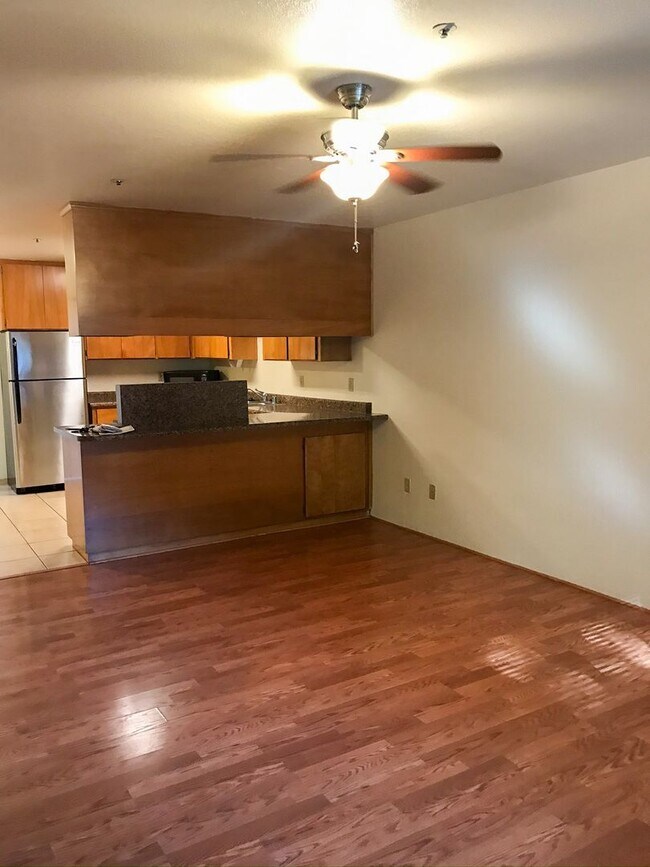 Building Photo - Spacious & Affordable 5 Bedrooms - Close to Campus!!