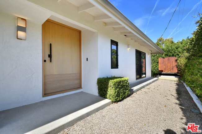 Foto del edificio - 2145 Linda Flora Dr