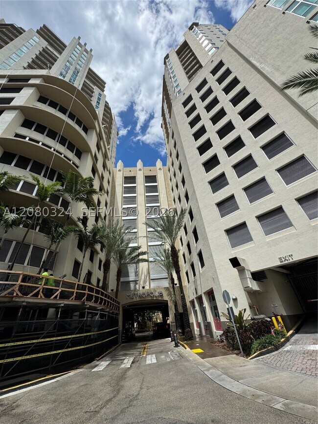 Foto del edificio - 9055 SW 73rd Ct