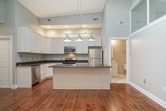 Building Photo - 6 Strawberry St