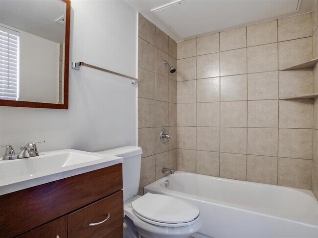 Building Photo - 2014 Bennett Ave