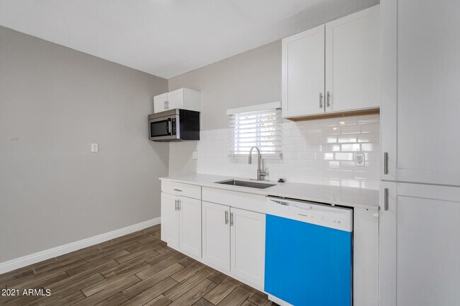 Foto del edificio - 419 W 9th St