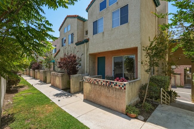 Building Photo - 13901 Olive View Ln