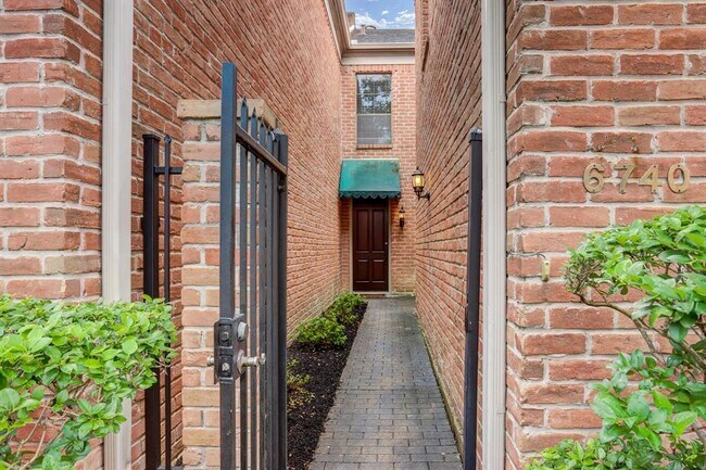 Building Photo - 6740 Vanderbilt St