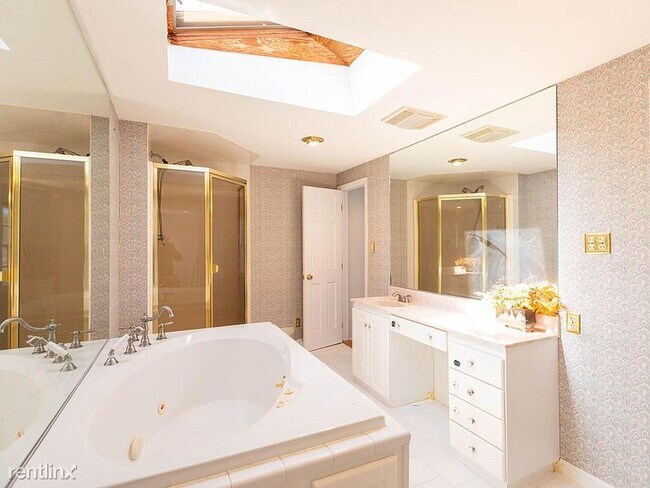 Foto del edificio - 5 br, 3 bath House - 30 Ovington Ave