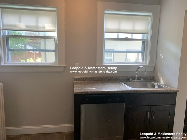 Building Photo - 136 Arlington St