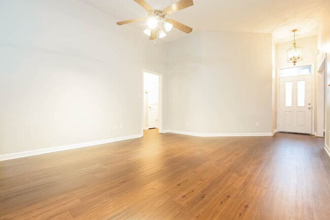 Foto del edificio - 735 Classic Dr S