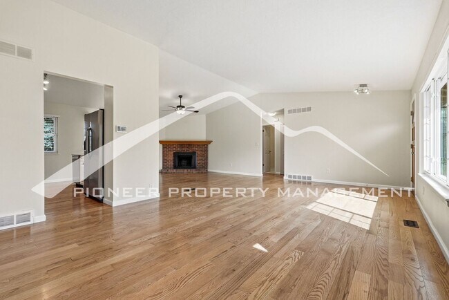 Building Photo - Charming Home with Washer/Dryer and Fenced Yard