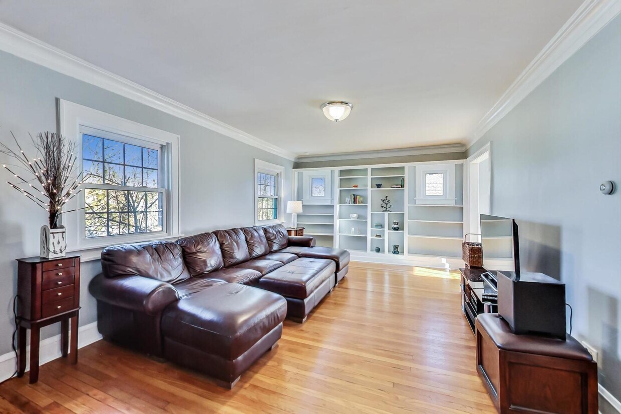 Living room - 26 Pine Ave