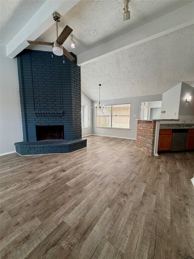 Foto del edificio - 7111 Golden Dale Ct