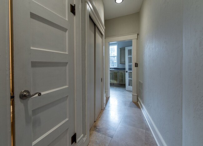 Building Photo - Available August 1!