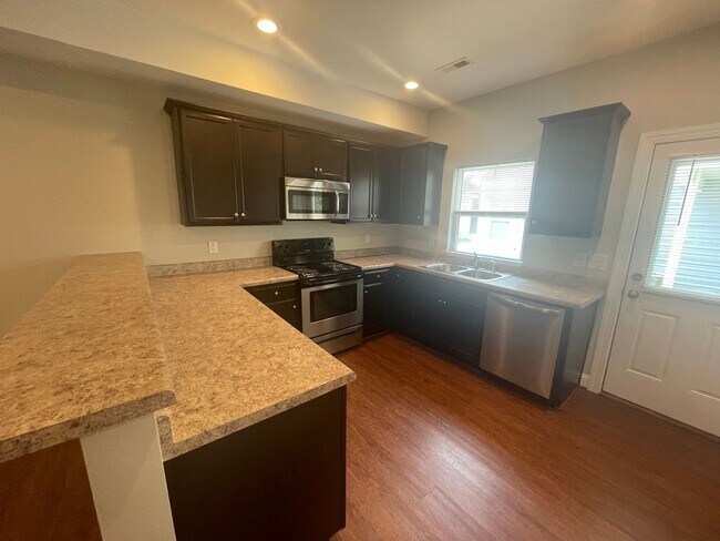 Foto del edificio - 3 bedroom 2.5 Bathroom House Welcomes Students