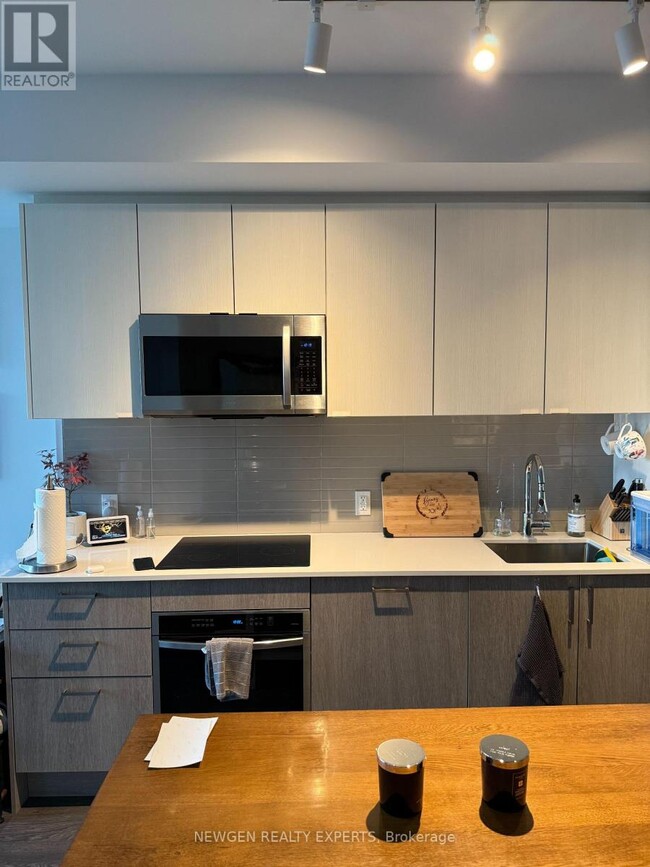 Building Photo - 1926 Lake Shore Blvd W