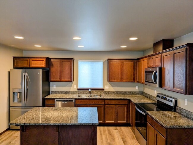 Foto del edificio - 3-Bed, 2.5-Bath Townhome w/ 2-Car Garage