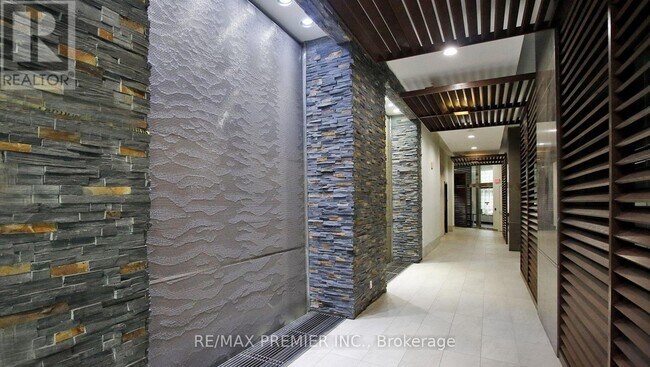 Photo du bâtiment - 330-2330 Burnhamthorpe Rd W