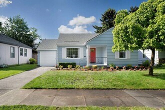 Building Photo - 9048 SE Alder St