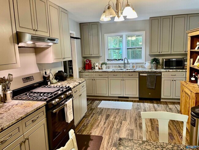 Building Photo - 2105 Hansel Ave SW