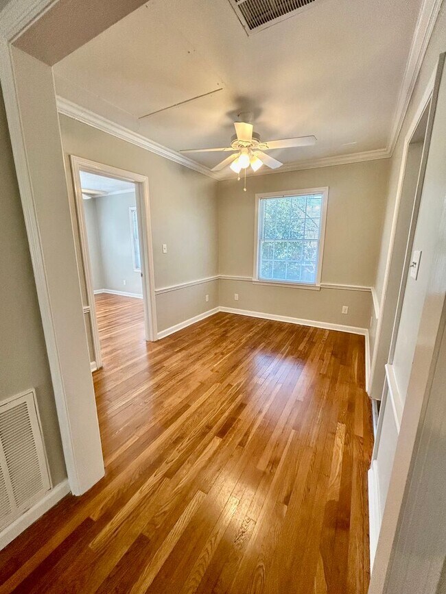 Foto del edificio - Charming Upstairs Unit - Steps from Habers...