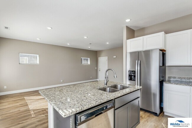 Foto del edificio - Newer 4 bedroom, 2.5 bath duplex NE Wichita