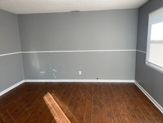 Building Photo - Beautiful 3 Bed, 1 Bath Convenient Location Mins From Hospital and Shopping