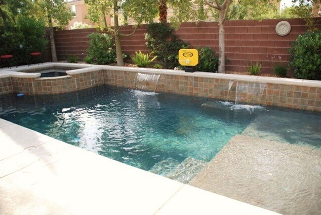 Building Photo - 5 bed home, bed and full bath downstairs. ...