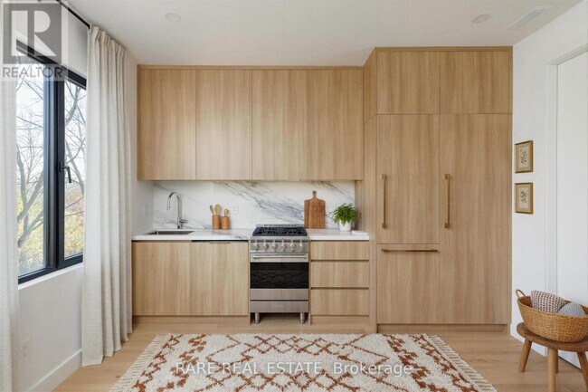 Photo du bâtiment - 449 Montrose Ave